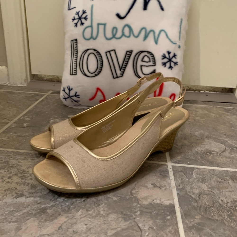 Lovely Aerosoles Neutral Wedges Size 10